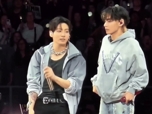 ⋆*ꀭ𝘆σ𝐭i֟፝i֟፝ ˎˊ˗ - the way jungkook looks at taehyung like h